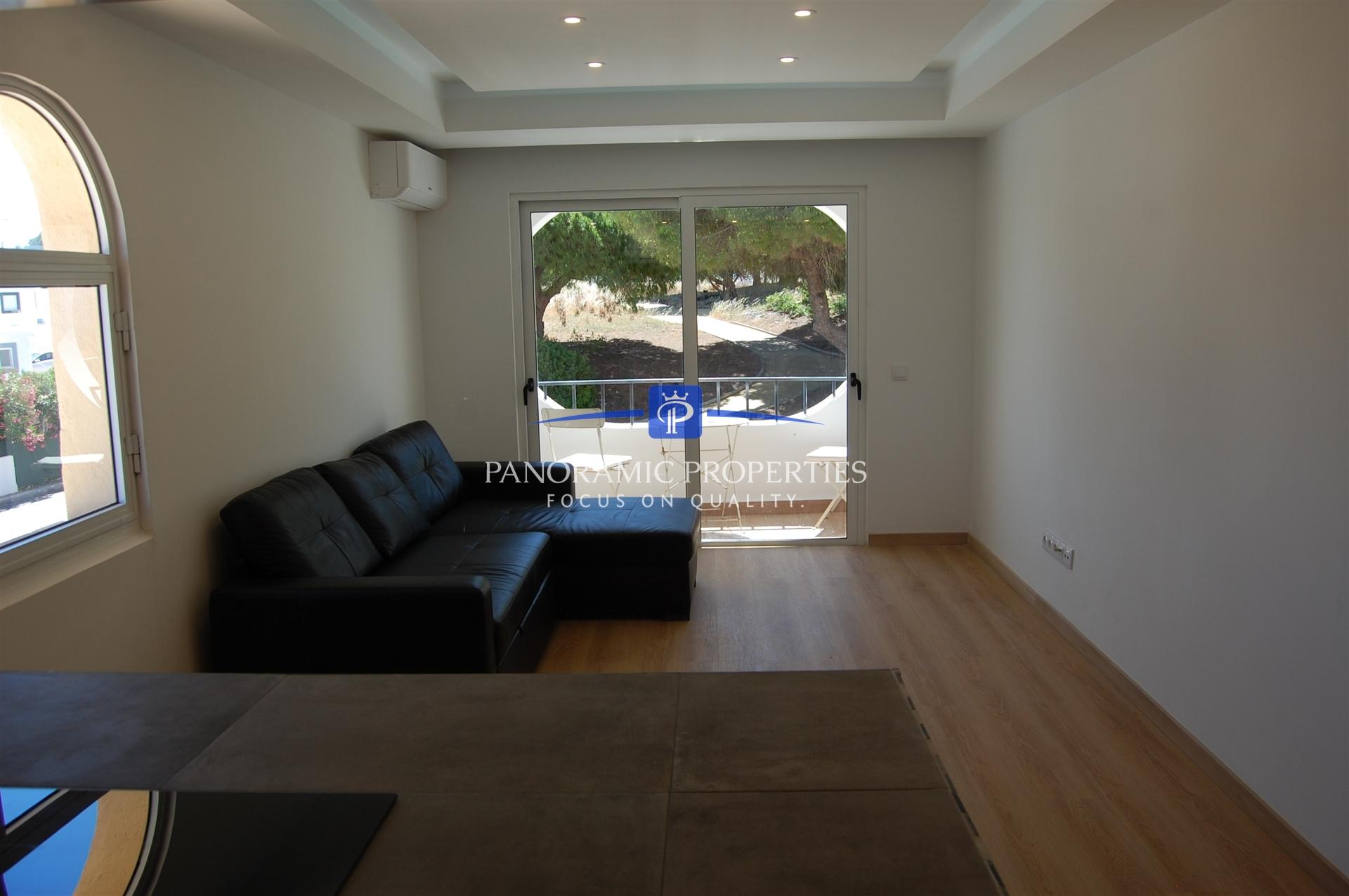 Apartamento com 2 quartos renovado, junto á praia de Vale de Centeanes