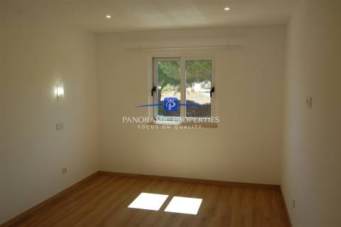 Apartamento com 2 quartos renovado, junto á praia de Vale de Centeanes