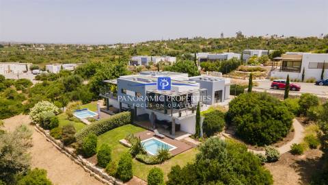 Moradia moderna de 3 quartos com piscina privada