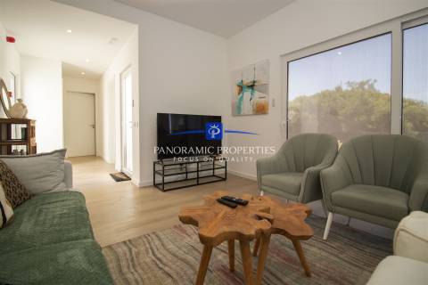 Moradia moderna de 3 quartos com piscina privada