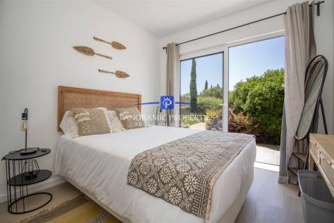 Moradia moderna de 3 quartos com piscina privada