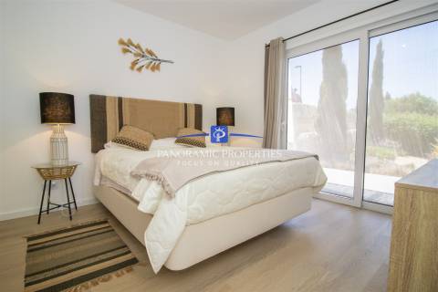 Moradia moderna de 3 quartos com piscina privada