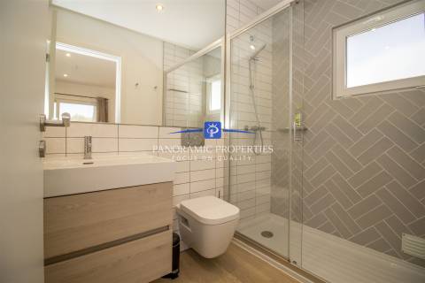 Moradia moderna de 3 quartos com piscina privada