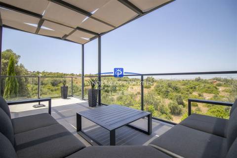 Moradia moderna de 3 quartos com piscina privada