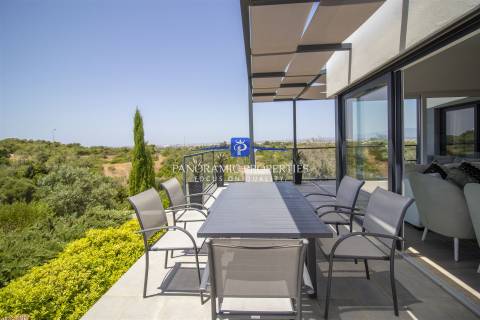 Moradia moderna de 3 quartos com piscina privada
