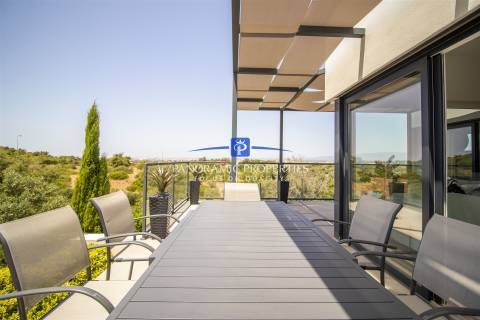 Moradia moderna de 3 quartos com piscina privada