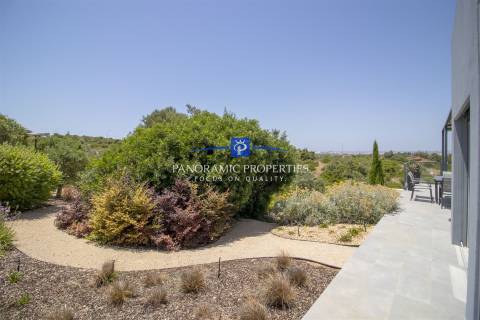 Moradia moderna de 3 quartos com piscina privada