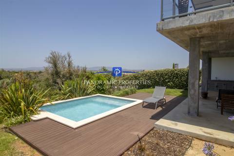 Moradia moderna de 3 quartos com piscina privada