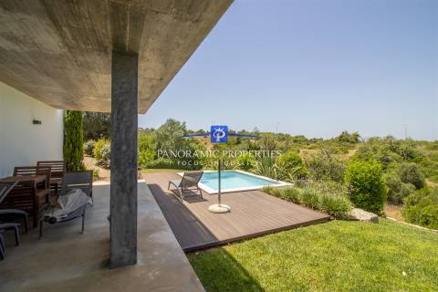 Moradia moderna de 3 quartos com piscina privada