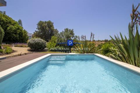 Moradia moderna de 3 quartos com piscina privada
