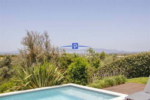 Moradia moderna de 3 quartos com piscina privada