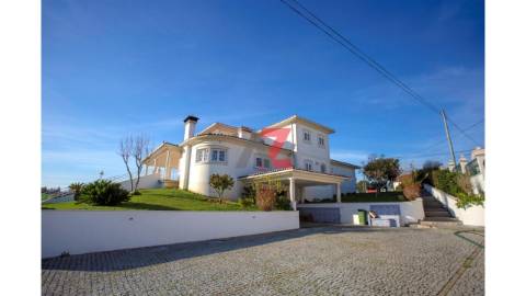 Moradia unifamiliar de tipologia V4+1, com 2...