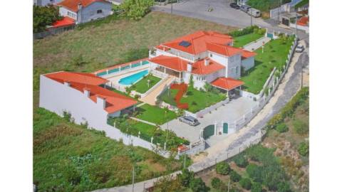 Moradia unifamiliar de tipologia V4+1, com 2...