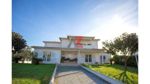 Moradia unifamiliar de tipologia V4+1, com 2...