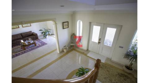 Moradia unifamiliar de tipologia V4+1, com 2...