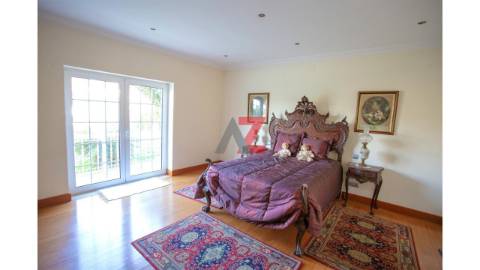 Moradia unifamiliar de tipologia V4+1, com 2...