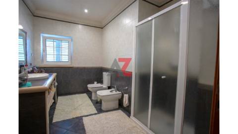 Moradia unifamiliar de tipologia V4+1, com 2...