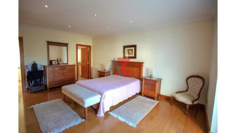 Moradia unifamiliar de tipologia V4+1, com 2...