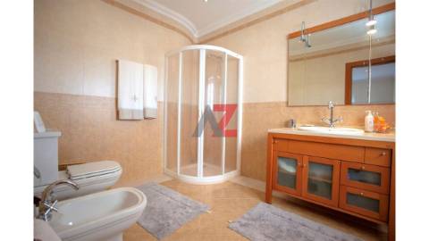 Moradia unifamiliar de tipologia V4+1, com 2...