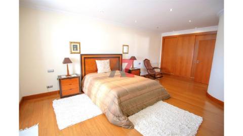 Moradia unifamiliar de tipologia V4+1, com 2...