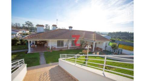 Moradia unifamiliar de tipologia V4+1, com 2...