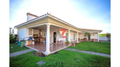 Moradia unifamiliar de tipologia V4+1, com 2...