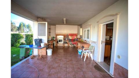 Moradia unifamiliar de tipologia V4+1, com 2...