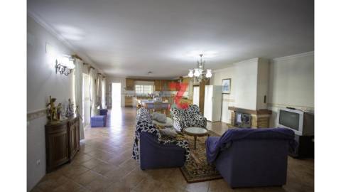 Moradia unifamiliar de tipologia V4+1, com 2...