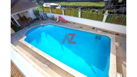 Moradia unifamiliar de tipologia V4+1, com 2...