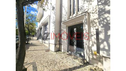 Arrenda-se loja, com uma área total de 316 m2, no...