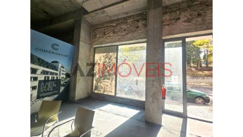 Arrenda-se loja, com uma área total de 316 m2, no...