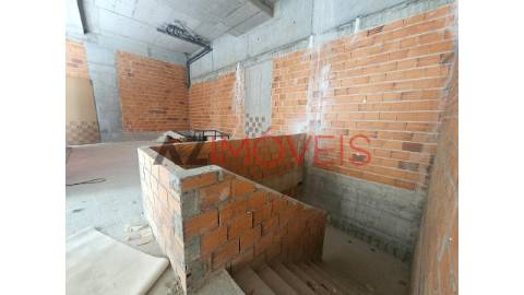 Arrenda-se loja, com uma área total de 316 m2, no...