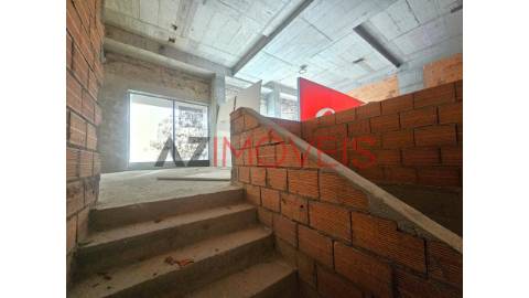 Arrenda-se loja, com uma área total de 316 m2, no...