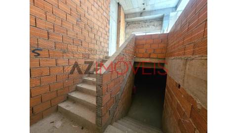 Arrenda-se loja, com uma área total de 316 m2, no...