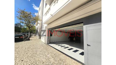 Arrenda-se loja, com uma área total de 316 m2, no...