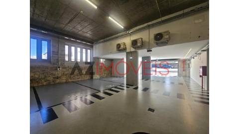 Arrenda-se loja, com uma área total de 316 m2, no...