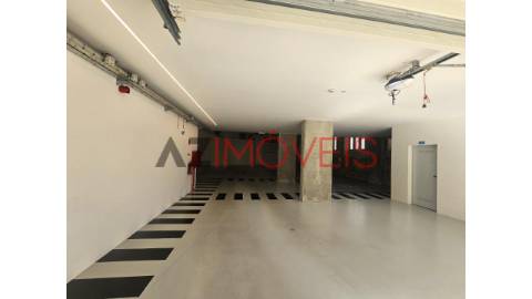 Arrenda-se loja, com uma área total de 316 m2, no...