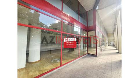 Vende-se loja, com uma área de 274 m2 composta...