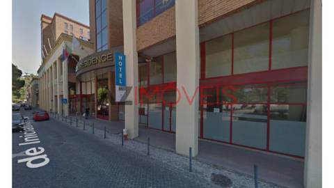 Vende-se loja, com uma área de 274 m2 composta...