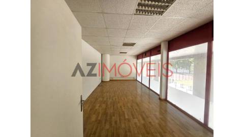 Vende-se loja, com uma área de 274 m2 composta...