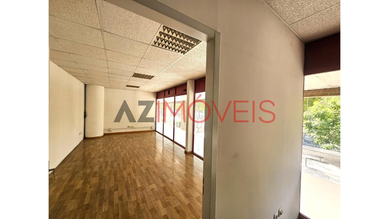 Vende-se loja, com uma área de 274 m2 composta...
