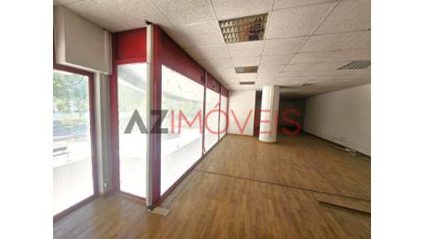 Vende-se loja, com uma área de 274 m2 composta...