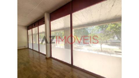 Vende-se loja, com uma área de 274 m2 composta...