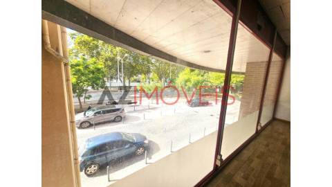 Vende-se loja, com uma área de 274 m2 composta...