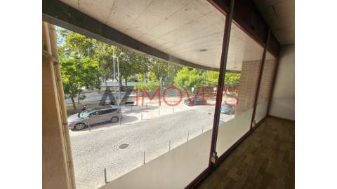 Vende-se loja, com uma área de 274 m2 composta...