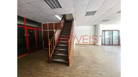 Vende-se loja, com uma área de 274 m2 composta...