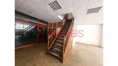 Vende-se loja, com uma área de 274 m2 composta...