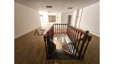 Vende-se loja, com uma área de 274 m2 composta...