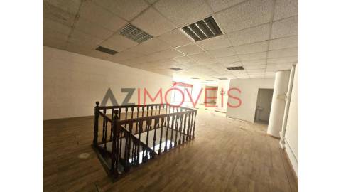 Vende-se loja, com uma área de 274 m2 composta...