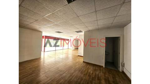 Vende-se loja, com uma área de 274 m2 composta...